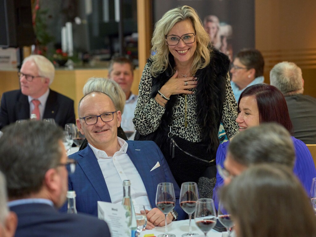 Auftakt der BZ-Aktion Weihnachtswunsch: Bei der BZ-Weinprobe in den Rumen des E-Werks Mittelbaden in Lahr freuten sich die Gste am Samstag ber ausgewhlte Weine, ein feines Men und die groe Tombola fr den guten Zweck.