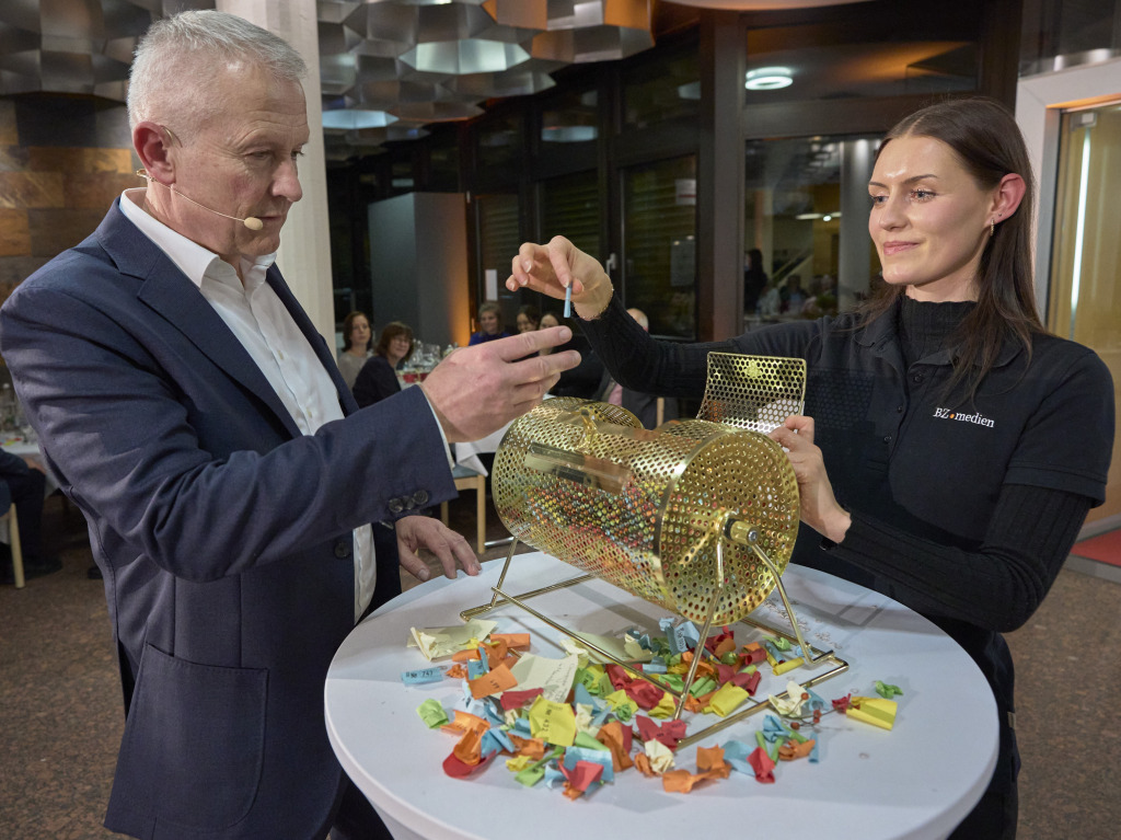 Auftakt der BZ-Aktion Weihnachtswunsch: Bei der BZ-Weinprobe in den Rumen des E-Werks Mittelbaden in Lahr freuten sich die Gste am Samstag ber ausgewhlte Weine, ein feines Men und die groe Tombola fr den guten Zweck.