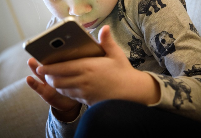 Ab zehn Jahren haben die meisten Kinde...d ein eigenes Smartphone. (Symbolbild)  | Foto: Hans-J&uuml;rgen Wiedl/ZB/dpa