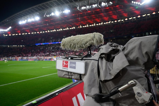 Eine Kamara bei einem Spiel der ersten Fuball-Bundesliga  | Foto: Robert Michael (dpa)