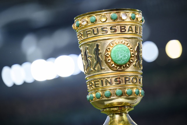 Wer holt den Pokal?  | Foto: Tom Weller (dpa)