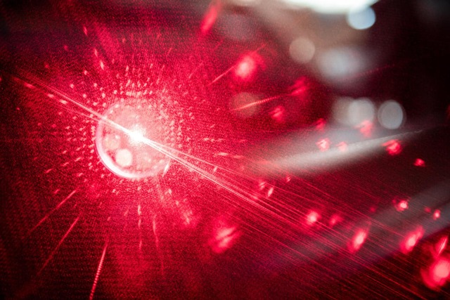 Laserpointer sind kein Spielzeug - sch...en kann die Netzhaut schwer verletzen.  | Foto: Fabian Strauch (dpa)