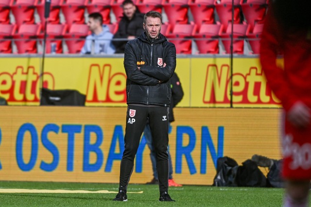 Regensburgs Coach Andreas Patz: "In einem Pokalspiel ist alles m&ouml;glich."  | Foto: Armin Weigel/dpa