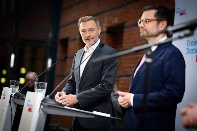 FDP-Parteichef Christian Lindner (link...co Buschmann als Generalsekret&auml;r.  | Foto: Bernd von Jutrczenka/dpa