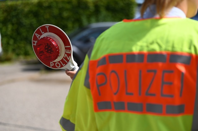 Ein Fahrzeug wurde von der Polizei gestoppt. (Symbolbild)  | Foto: Jonas Hirt