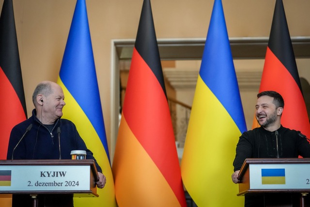 Bei ihrer gemeinsamen Pressekonferenz ...myr Selenskyj nicht nur ernste Themen.  | Foto: Kay Nietfeld/dpa