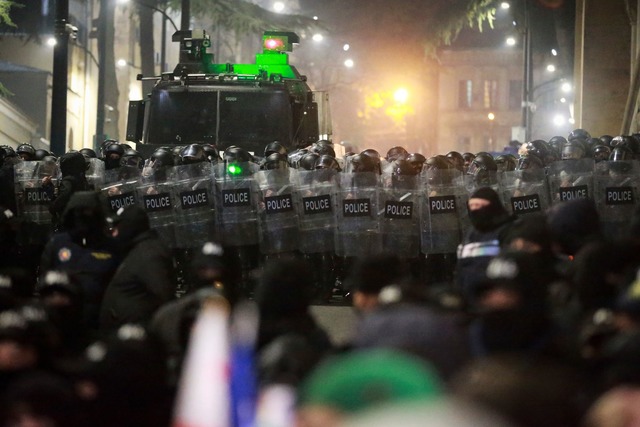 Ein Gro&szlig;aufgebot von Sicherheits...sich bei den Protesten gegen&uuml;ber.  | Foto: Zurab Tsertsvadze/AP/dpa