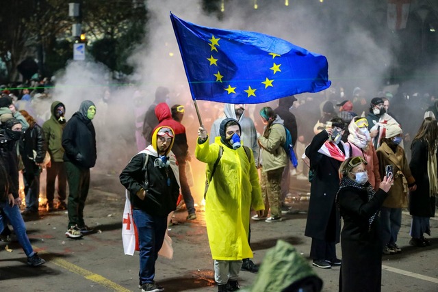 Der EU-Beitritt ist in der georgischen Verfassung festgeschrieben.  | Foto: Zurab Tsertsvadze/AP/dpa