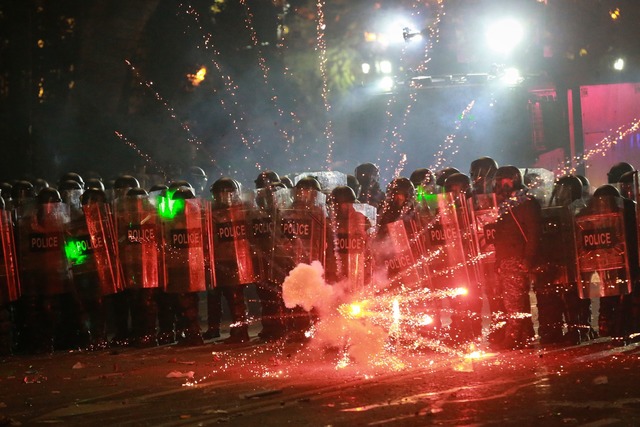 Bei den Protesten liefern sich Demonst...zei teilweise Stra&szlig;enschlachten.  | Foto: Zurab Tsertsvadze/AP/dpa