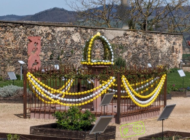 Die Eierkrone im Klostergarten wird jetzt ersetzt durch weihnachtlichen Schmuck.  | Foto: Oktavia Schauenburg