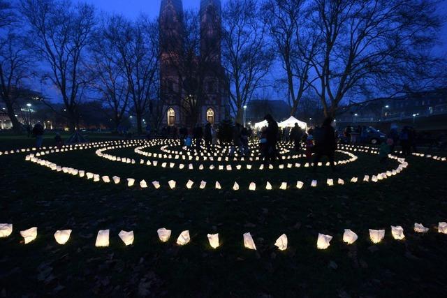 850 Lichter fr 850 Kinder auf dem Sthlinger Kirchplatz in Freiburg - was hat es damit auf sich?