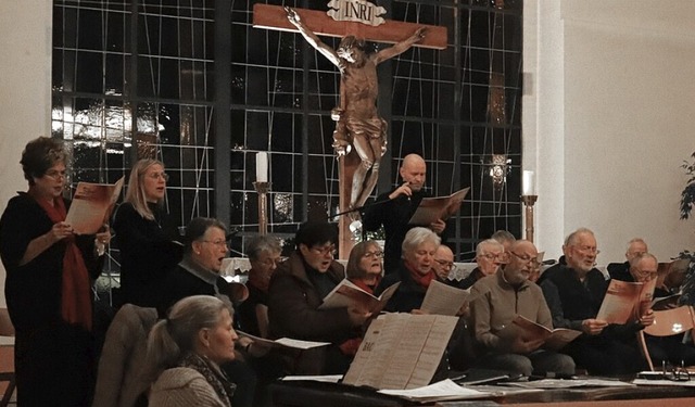 Der gemischte Chor bei den Proben in der Auggener Kreuzkirche  | Foto: Nadine Zenhusern