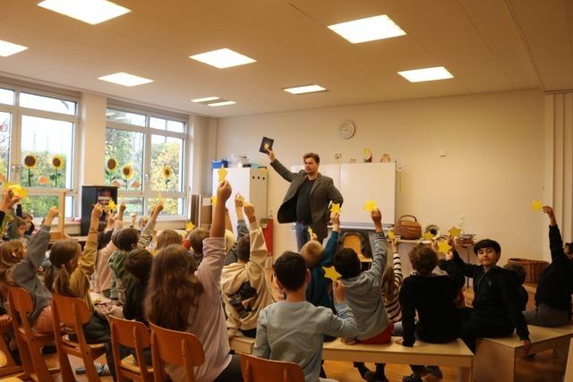 Was hat Lesen mit Demokratie zu tun? Kinderbuchautor Armin Pongs in Eichstetten
