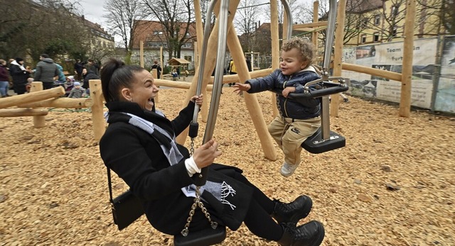 Der neue Spielplatz kommt bei Menschen jeden Alters gut an.   | Foto: Michael Bamberger