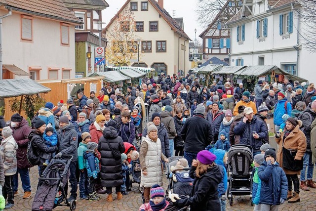 Weihnachtsmarkt in Riegel: Auf dem Kir...ald nach der Erffnung groer Andrang.  | Foto: Ruth Seitz