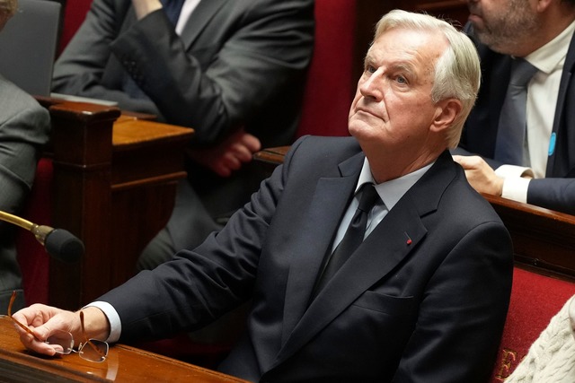 In Frankreich droht der Sturz der Mitte-Rechts-Regierung von Michel Barnier.  | Foto: Michel Euler/AP/dpa