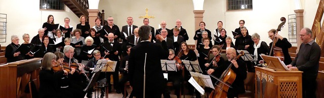 Der Kirchenchor, begleitet von einem K... die Kirche in Meienheim zum Klingen.  | Foto: Juliana Eiland-Jung