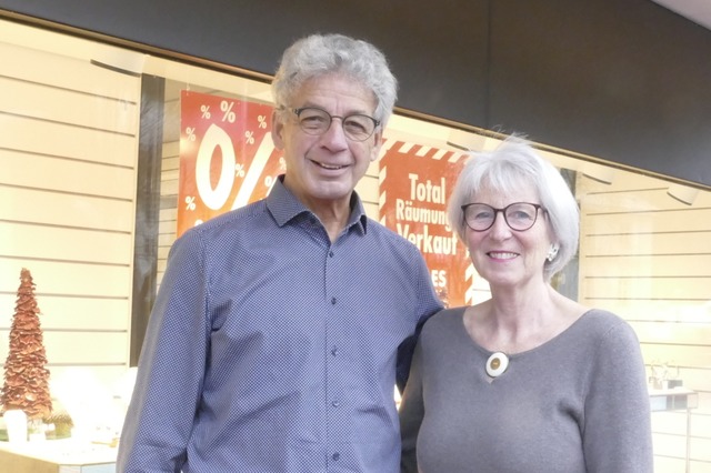 Andrea und Horst Behringer vor ihrem S...zember luft noch der Rumungsverkauf.  | Foto: Susanne Filz