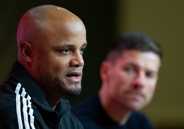 Trainerduell auf Top-Niveau: Vincent Kompany (l) und Xabi Alonso.  | Foto: Sven Hoppe/dpa