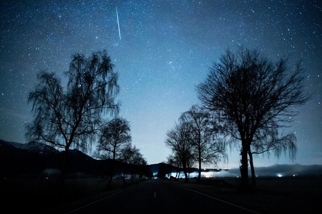 Im Dezember stehen die Chancen gut, Sternschnuppen zu sehen.  | Foto: Matthias Balk (dpa)