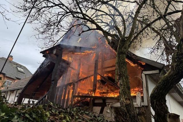 Das Dachgeschoss eines Wohnhauses im Marcher Ortsteil Holzhausen ausgebrannt