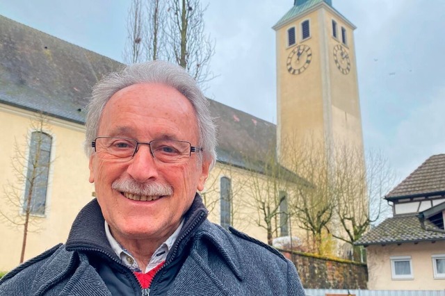 Gemeindemitarbeiter Hansjrg Vgele vor der Seelbacher Kirche  | Foto: Alena Ehrlich