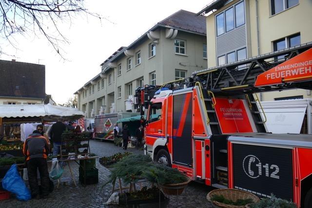 Feuerwehr muss zur Sparkasse in Emmendingen - schmale Rettungsgasse  auf dem Marktplatz