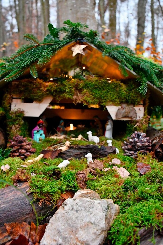 Meist sind Weihnachtskrippen in Kirche... Neufeld ist eine im Wald aufgestellt.  | Foto: Heinz und Monika Vollmar