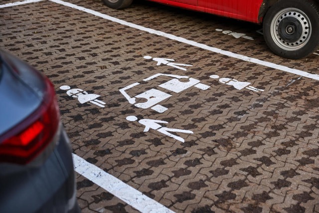 Ein Auto, viele Nutzer: Dieser Parkplatz ist fr ein Carsharing-Auto reserviert.  | Foto: dpa