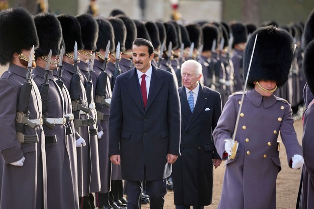 K&ouml;nig Charles III. (M.) empfing d...f dem Paradeplatz Horse Guards Parade.  | Foto: Kin Cheung/AP POOL/AP/dpa