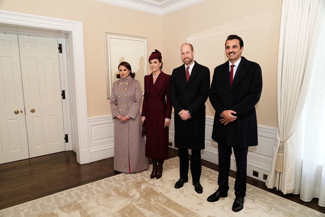 Prinz William (2.v.r.) und seine Ehefr...rscherpaar in ihrer Londoner Residenz.  | Foto: Aaron Chown/Pool PA/AP/dpa