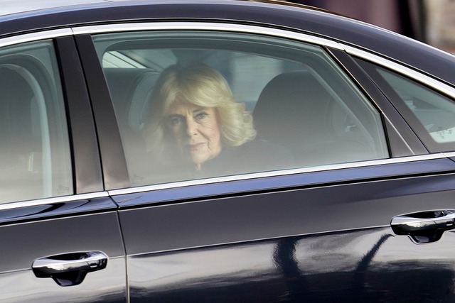 Queen Camilla verzichtete wegen der Fo...r Infektion auf den Empfang im Freien.  | Foto: Alberto Pezzali/AP/dpa