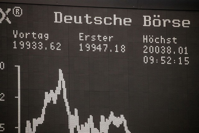 Historischer Wert: Der Dax berschreitet die 20.000-Punkte-Marke.  | Foto: Helmut Fricke (dpa)