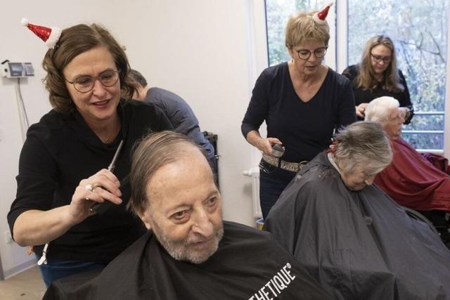 Kostenlos neue Frisuren gab es fr Bewohner eines Mllheimer Seniorenheims zu Nikolaus