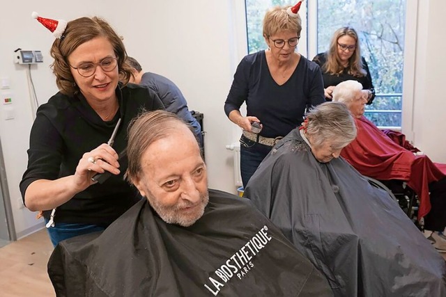 Innungschefin Kathrin Freund (links) u...der viel Freude am Nikolaus-Frisieren.  | Foto: Volker Mnch