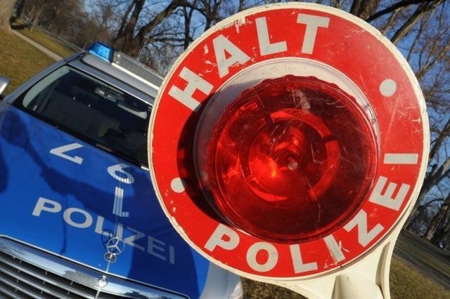 Mann berholt von rechts Kleintransporter und verursacht Unfall auf der B31 bei Freiburg