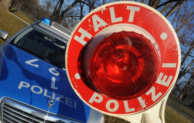 Die Polizei ermittelt nach einem Unfal...iburg wegen Straenverkehrsgefhrdung.  | Foto: Franziska Kraufmann (dpa)