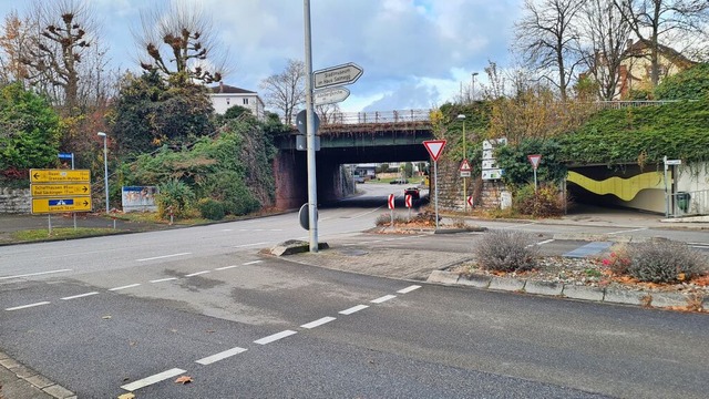 Die Brcke ber die Basler Strae soll... drei separate Brcken ersetzt werden.  | Foto: Stefan Ammann