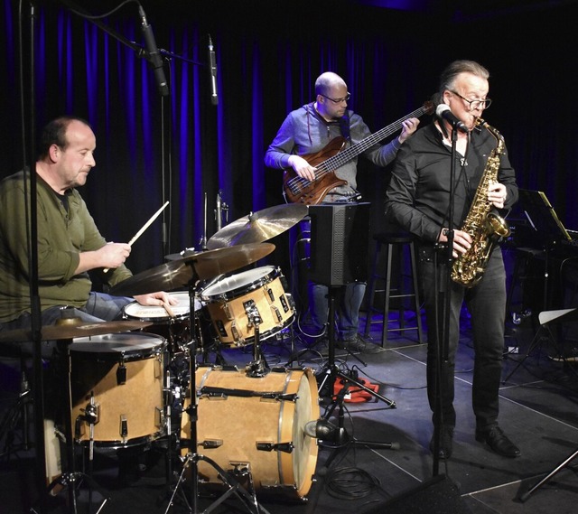 Ulli Niedermller (von links), Thierry...azzotti  spielten packenden Funk-Jazz.  | Foto: Thomas Loisl Mink