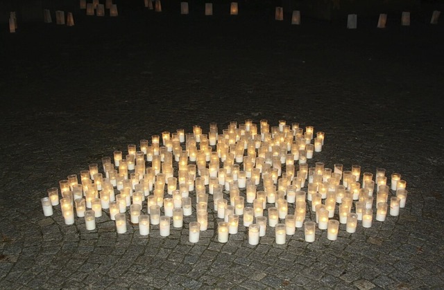 Vor dem Rathausplatz erstrahlte ein Herz aus Lichtern.  | Foto: Christoph Schennen