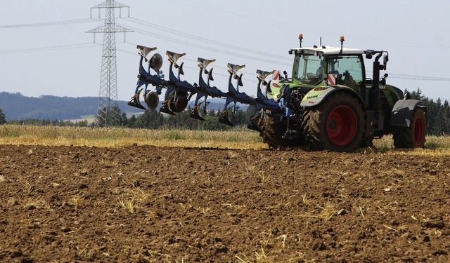 Ein Traktor im Sommer auf einem Feld i...regionale Lsungen im Grenzgebiet aus.  | Foto: Christof Graf