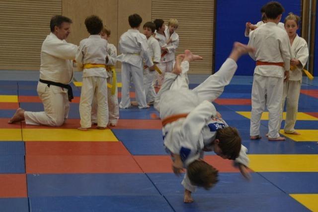 Junge Judoka in Gundelfingen lernen werfen und geworfen werden