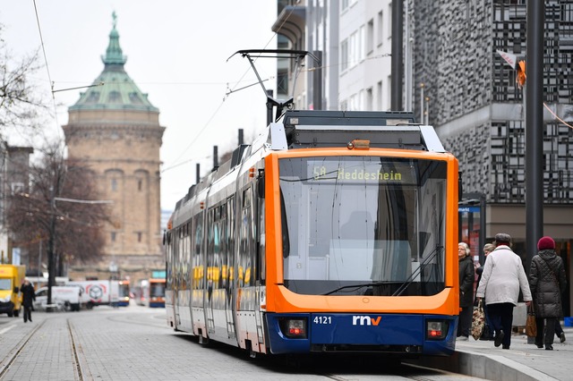 Gleich zwei Mal sind in Mannheim Stra&...o zusammengesto&szlig;en. (Archivbild)  | Foto: Uwe Anspach/dpa