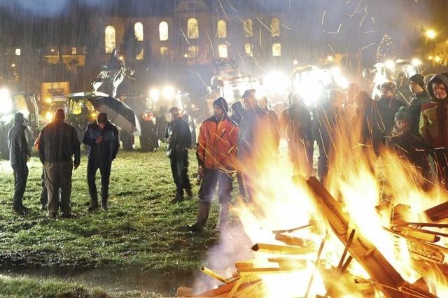 Landwirte entznden Mahnfeuer in St. Peter