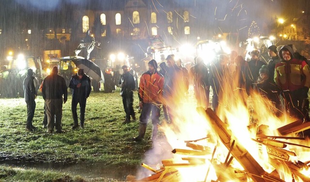 Im Scheinwerferlicht der Traktoren pra... Mahnfeuer der Landwirte in St. Peter.  | Foto: Anton Schuler