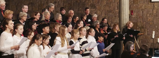 Der Kammerchor gab zusammen mit Schle...tskonzert in der Heilig-Kreuz-Kirche.   | Foto: Michael Gottstein