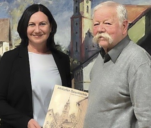 Manuela Steigert und Achim Schwab mit seinem neuen Buch  | Foto: Martin Oswald