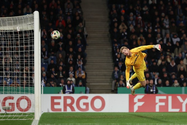 Sehenswertes Tor: Christopher Lannert ...&uuml;ller zum 1:0 f&uuml;r Bielefeld.  | Foto: Friso Gentsch/dpa