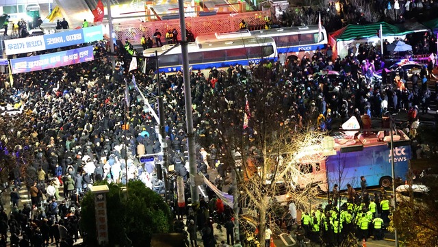 Demonstranten vor dem Parlamentsgeb&auml;ude in Seoul.  | Foto: Kim Do-hoon/Yonhap/AP/dpa