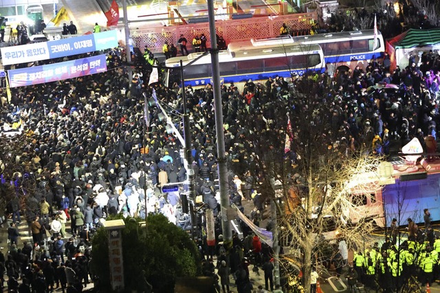 Demontranten vor dem Parlament in Seoul.  | Foto: dpa